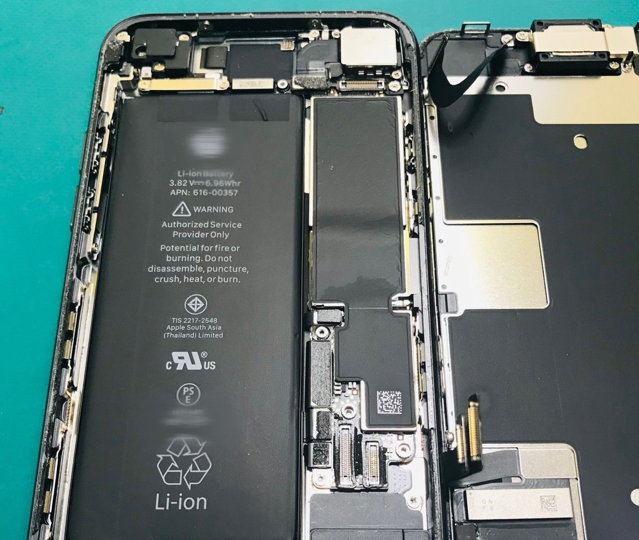 iPhone 8のバッテリー交換修理の途中経過
