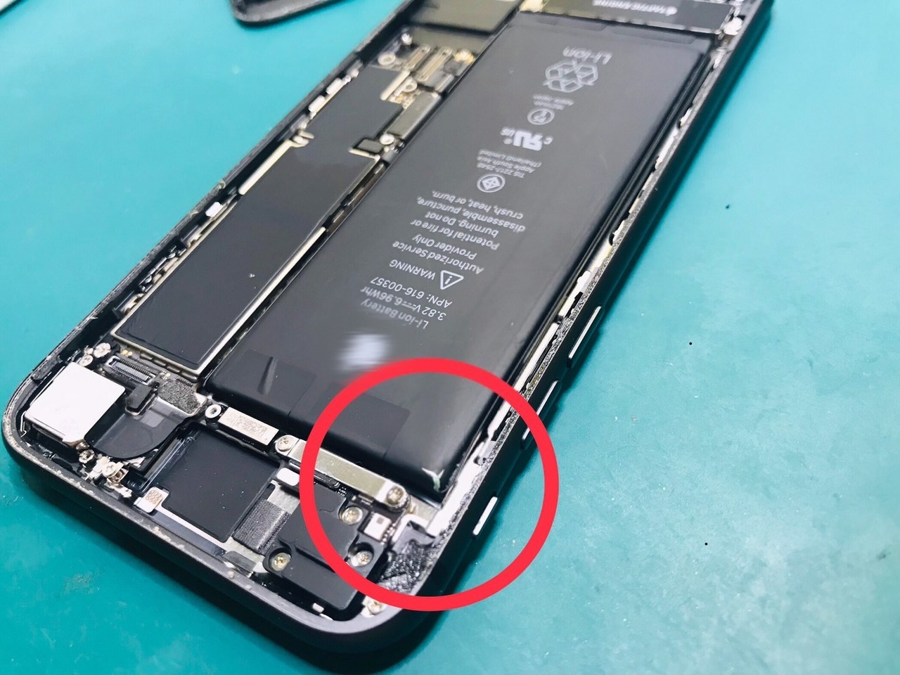 バッテリーの一部が破裂したiPhone 8の修理｜神戸市垂水区