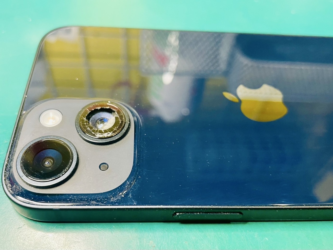 神戸市垂水区｜iPhone14でカメラガラス割れ修理