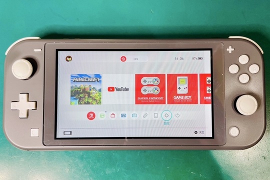 NintendoSwitchLiteの画面に白い横線、液晶パネル交換で修理可能