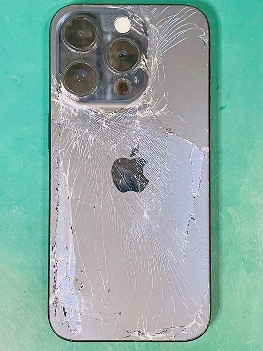 iPhone15 128GB バッテリー容量88% 背面ガラス割れ sumaho-yasui-store_15-